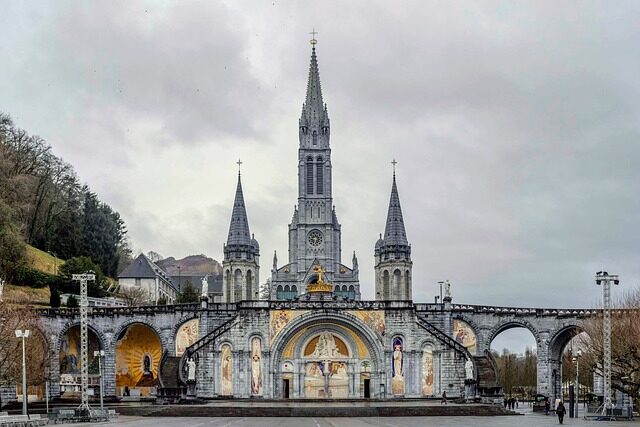 VIDEO EN VIVO: Reza desde la gruta de la Virgen de Lourdes en Francia 2025