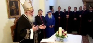 Impactante momento: el cardenal bosnio desafía sus problemas de salud y cumple su juramento en la Capilla Sixtina 2025