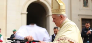 El sorprendente encuentro que nadie esperaba: León XIV saluda a los ciclistas del Giro de Italia en el Vaticano 2025