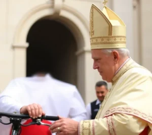 El sorprendente encuentro que nadie esperaba: León XIV saluda a los ciclistas del Giro de Italia en el Vaticano 2025