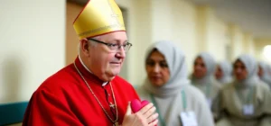 El conmovedor gesto del cardenal argentino que está tocando corazones en los hospitales 2025